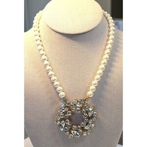 1928 Gold‎ Tone Crystal Wreath Brooch Pendant Simulated Pearl Necklace